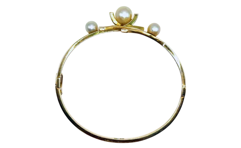 Oltin Bilaguzuk: uchta marvarid bilan bezatilgan nafis oltin bilakuzuk, zamonaviy dizayn.