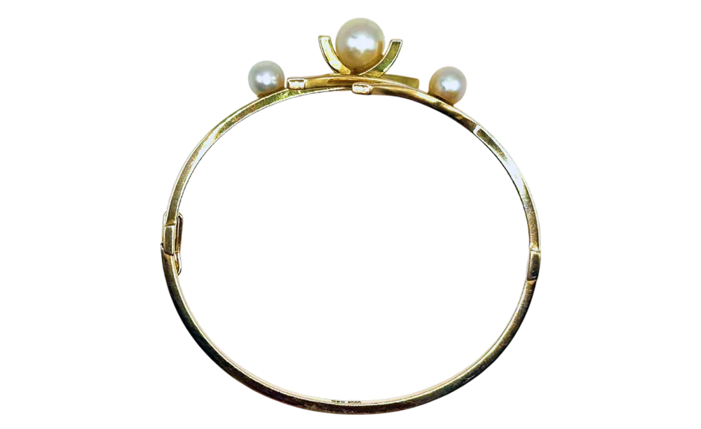 Gelang emas dengan tiga mutiara hiasan, rekaan elegan untuk aksesori wanita.