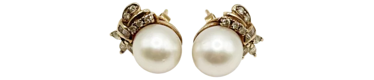 Inju qo‘shilgan oltin sirg‘a jufti, nafis va zamonaviy dizaynli taqinchoq.