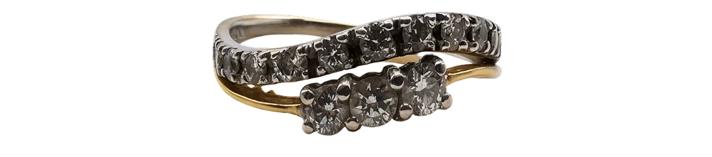 Oq oltindan yasalgan, brillant toshlar bilan bezatilgan nafis uzuk.