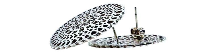 Kumush diskli, naqshli sirg‘alar mahsulot sahifasida ko‘rsatilgan.