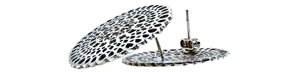 Stříbrné náušnice s kotoučem a jemným vzorováním, zobrazené z boku a shora.