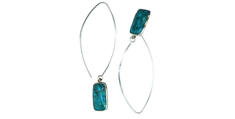 Srebrne kolczyki wiszące z turkusem o prostokątnym kształcie kamienia na delikatnym haczyku.