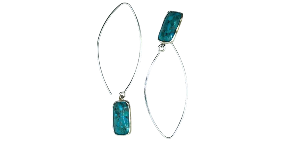 Stříbrné visací náušnice s tyrkysovými kameny, elegantní design vhodný pro každodenní nošení.