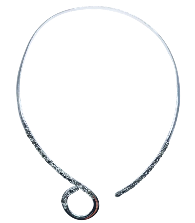 Srebrny naszyjnik otwarty z okręgiem, elegancka biżuteria o nowoczesnym designie.