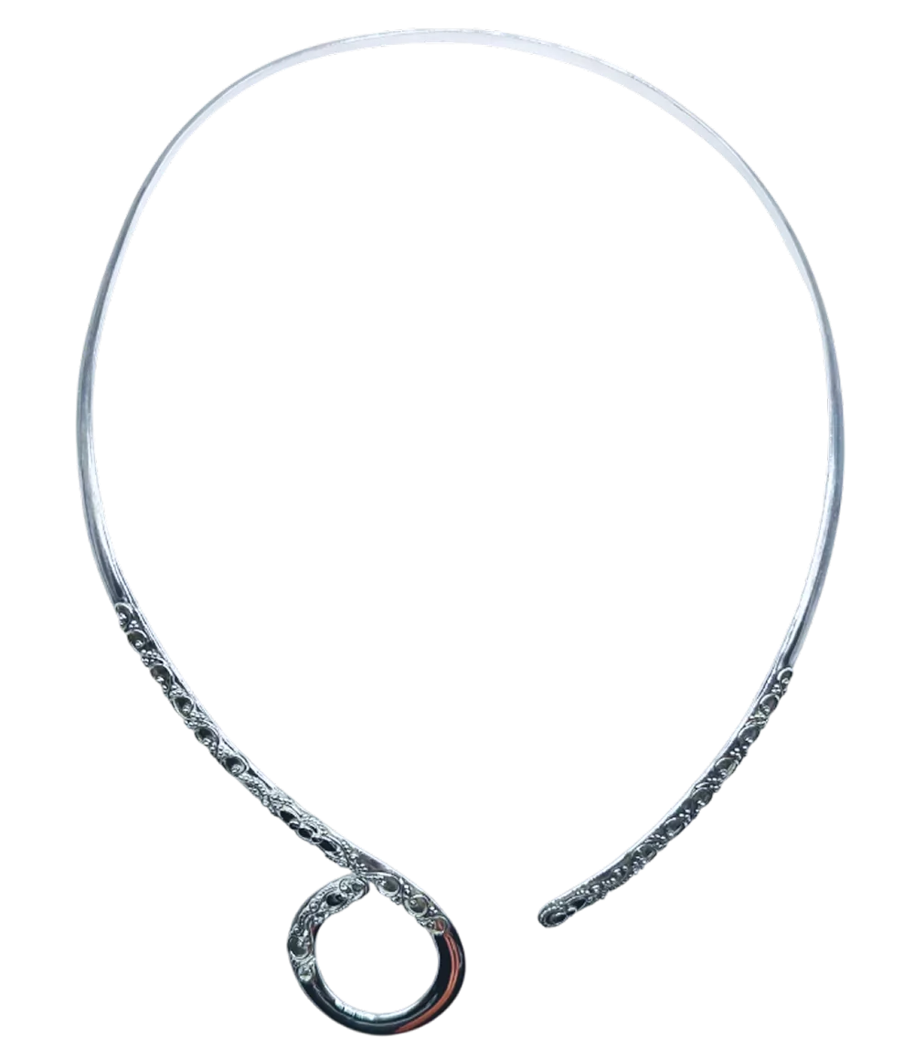 Silverhalsband med öppen krage och dekorativ ring, visad mot vit bakgrund.