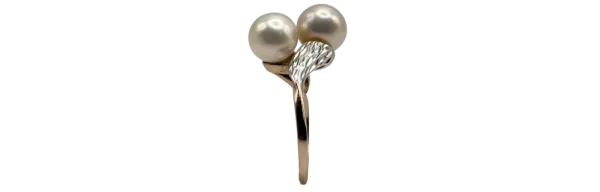 Prstan v zlati barvi z dvema biseroma in srebrnim okrasjem, prikazan od spredaj.