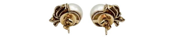 Herini za dhahabu zenye lulu nyeupe, zimeundwa kwa muundo wa maua.