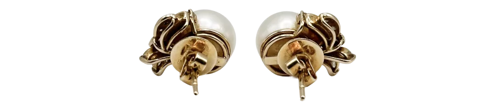 Herini za dhahabu zenye lulu nyeupe, zimeundwa kwa muundo wa maua.