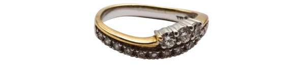 Oq oltindan yasalgan, brilliant toshlar bilan bezatilgan zamonaviy uzuk.