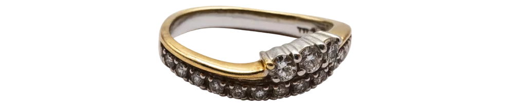 Oq oltindan yasalgan, brilliant toshlar bilan bezatilgan zamonaviy uzuk.