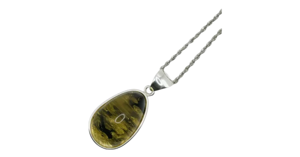 Kalung Rantai Tali Amber dengan loket batu amber berwarna coklat kekuningan dan rantai perak.
