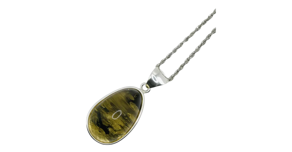 Kalung Rantai Tali Amber dengan loket batu amber berwarna coklat kekuningan dan rantai perak.