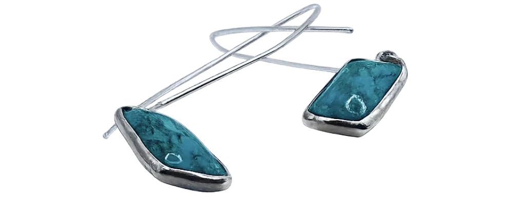 Stříbrné visací náušnice s tyrkysovými kameny na bílém pozadí.
