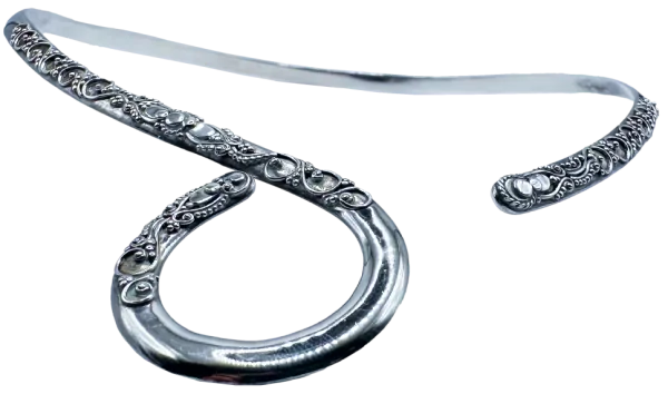 Silverhalsband med öppen krage och ring, dekorerat med intrikata mönster och blommotiv.