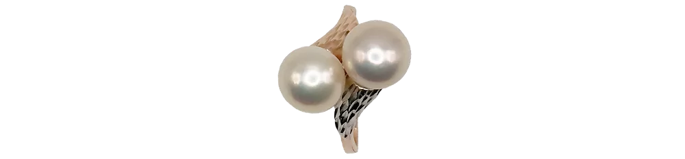 Zlati prstan z dvema biseroma na elegantni mrežasti osnovi.