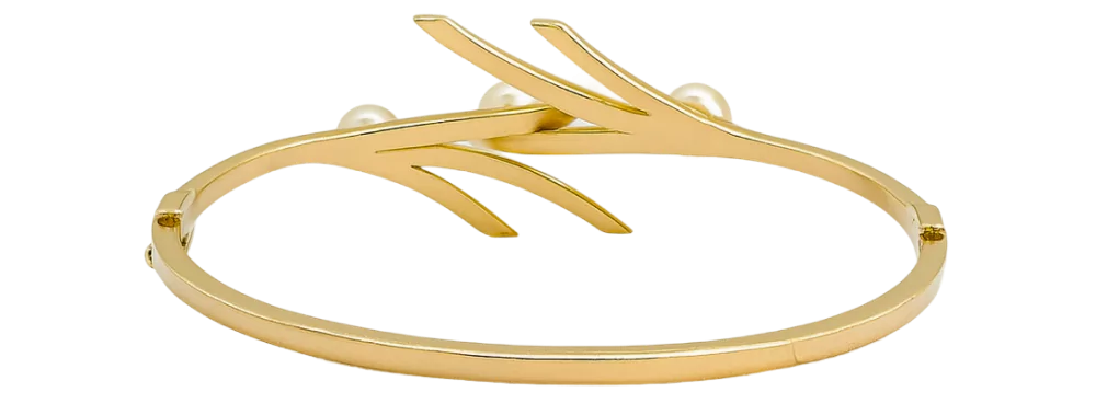 Gelang emas moden dengan reka bentuk unik dan mutiara hiasan, sesuai sebagai aksesori elegan.