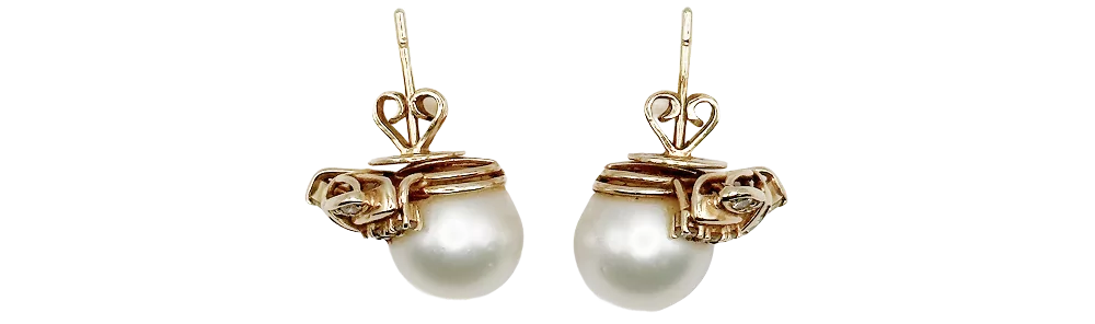 Herini za dhahabu zilizo na lulu nyeupe, zinazovutia na maridadi kwa mapambo ya kipekee.