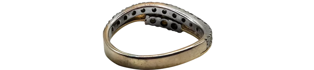 Oq oltindan yasalgan, brilliant toshli nafis ayollar uzugi, zamonaviy dizayn.