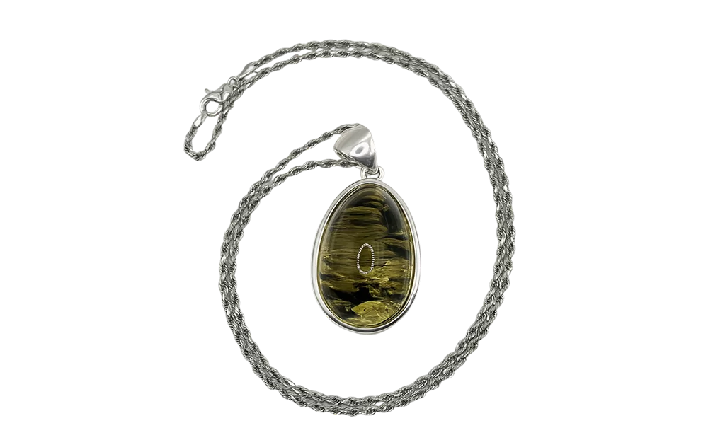 Kalung Rantai Tali Amber dengan loket batu kuning kehijauan berbentuk oval, rantai perak halus.