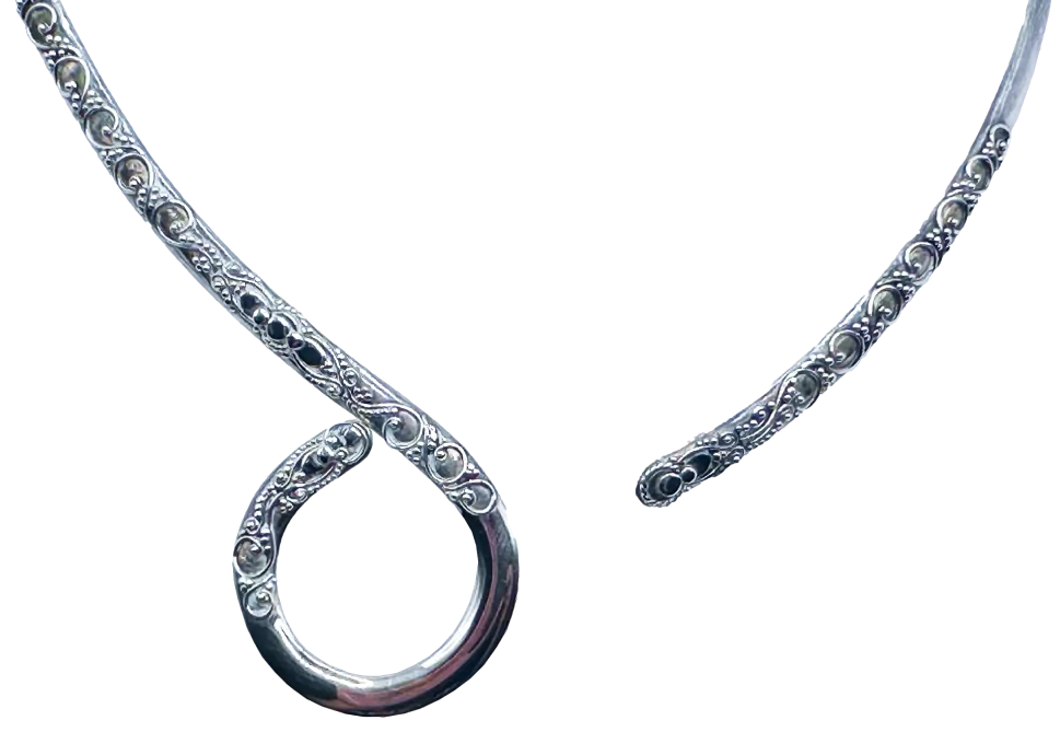 Silverhalsband med öppen krage och dekorativ ring, detaljerad gravyr på smyckets yta.