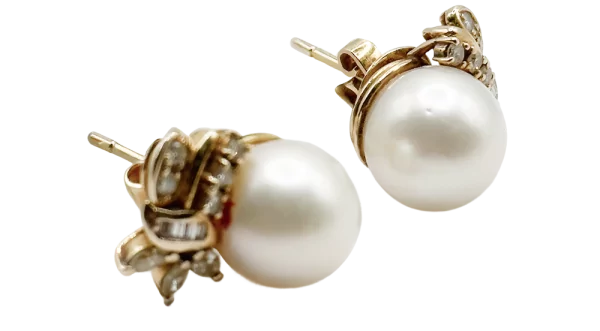 Herini za dhahabu zenye lulu nyeupe na mapambo ya vito, zina muonekano wa kifahari.