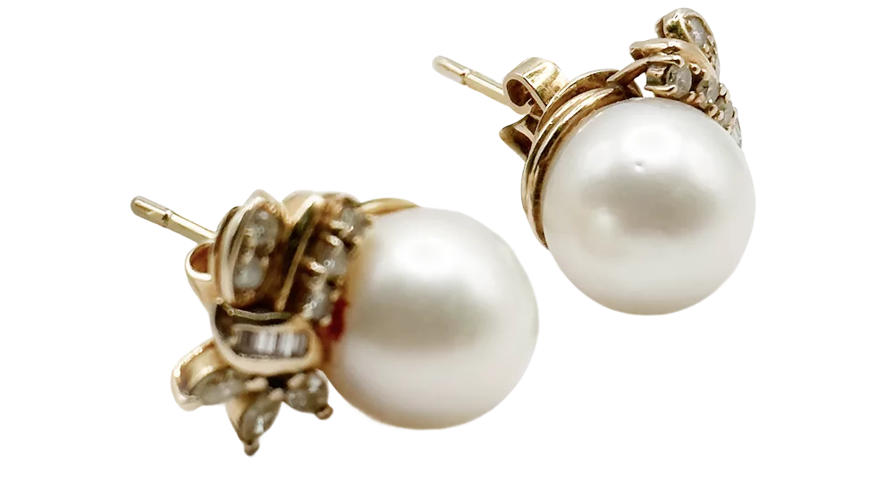 Herini za dhahabu zenye lulu nyeupe na mapambo ya vito, zina muonekano wa kifahari.