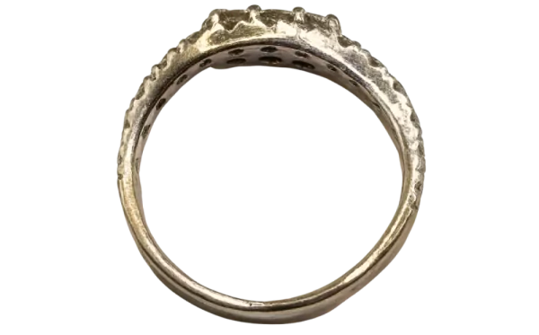 Oq oltindan brilliant uzuk, yon tomondan ko'rinishi.