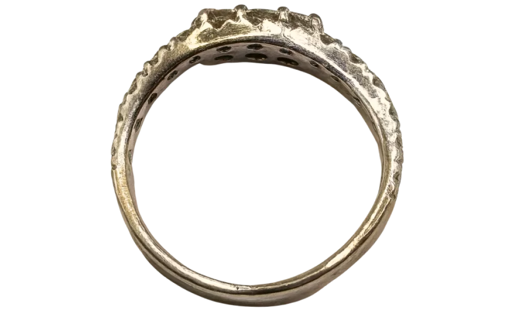 Oq oltindan brilliant uzuk, yon tomondan ko'rinishi.