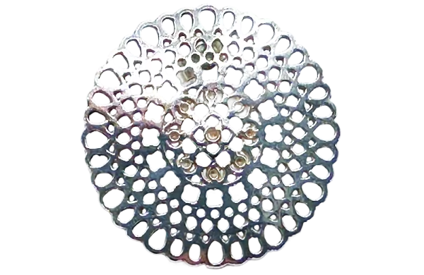 Stříbrné náušnice s kotoučem, jemný filigránový vzor na kulatém disku.