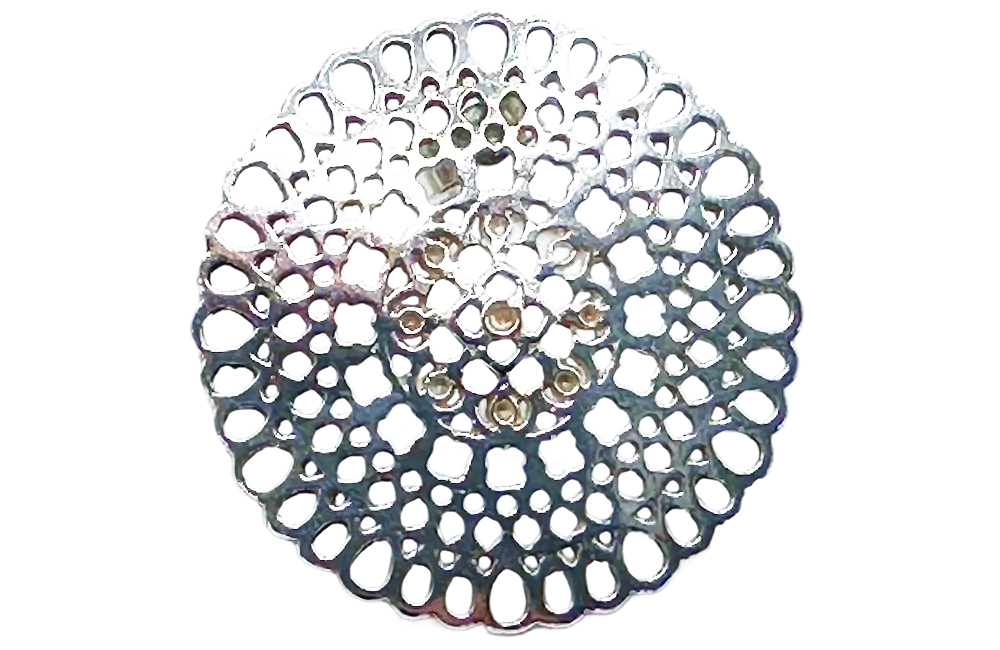 Stříbrné náušnice s kotoučem, jemný filigránový vzor na kulatém disku.