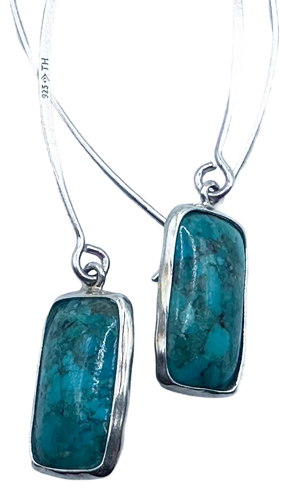 Stříbrné visací náušnice s obdélníkovým tyrkysem, moderní design pro elegantní vzhled.