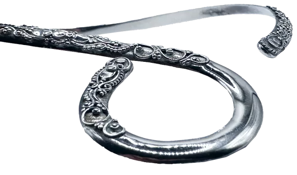 Silverhalsband med öppen krage och dekorativ ring i detaljerad, blank design.