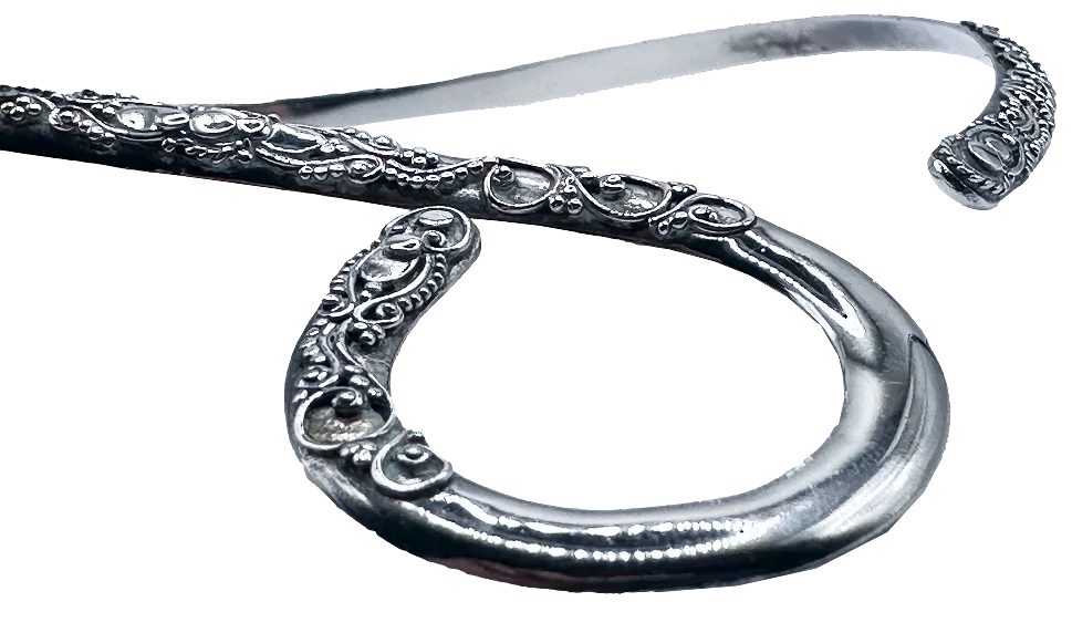 Silverhalsband med öppen krage och dekorativ ring i detaljerad, blank design.