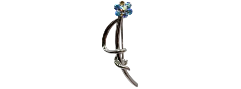 Srebrna broszka w kształcie kwiatu z niebieskimi kryształkami, elegancka ozdoba.