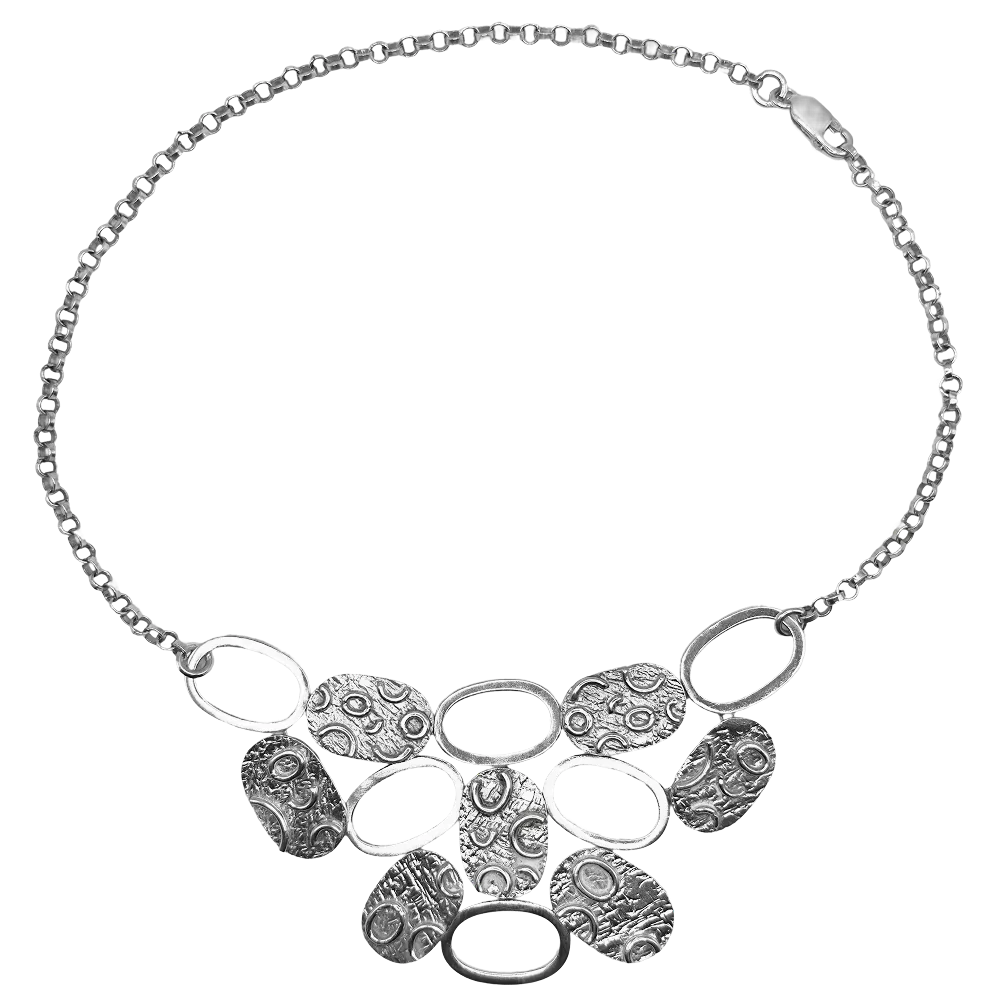 Srebrna ogrlica z okrasnimi diskastimi obeski na fini verižici, izdelek Srebrna Ogrlica Disk.