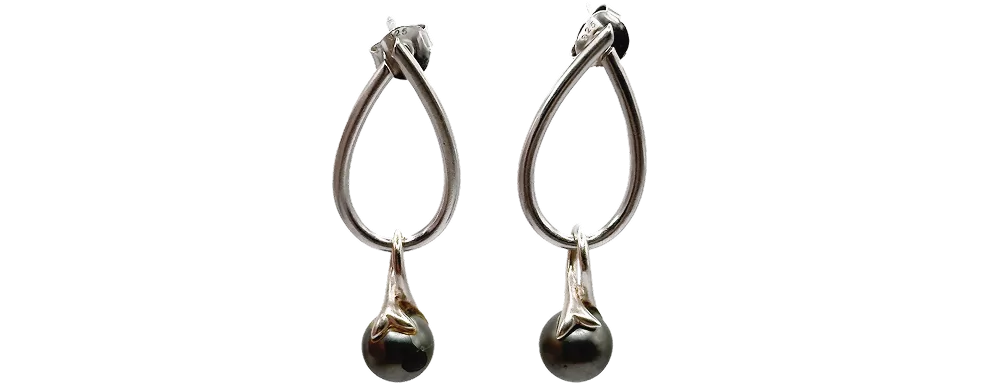 Silberne Tropfenohrringe mit elegantem, geschwungenem Design vor weißem Hintergrund.