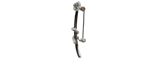 Stříbrná květinová krystalová brož s výrazným broušeným kamenem, detailní pohled na produkt.