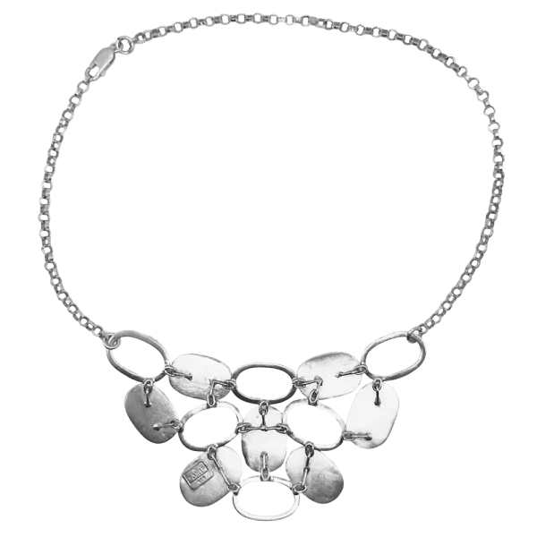 Srebrna ogrlica Disk z visečimi srebrnimi ploščicami na verižici, prikazana na belem ozadju.