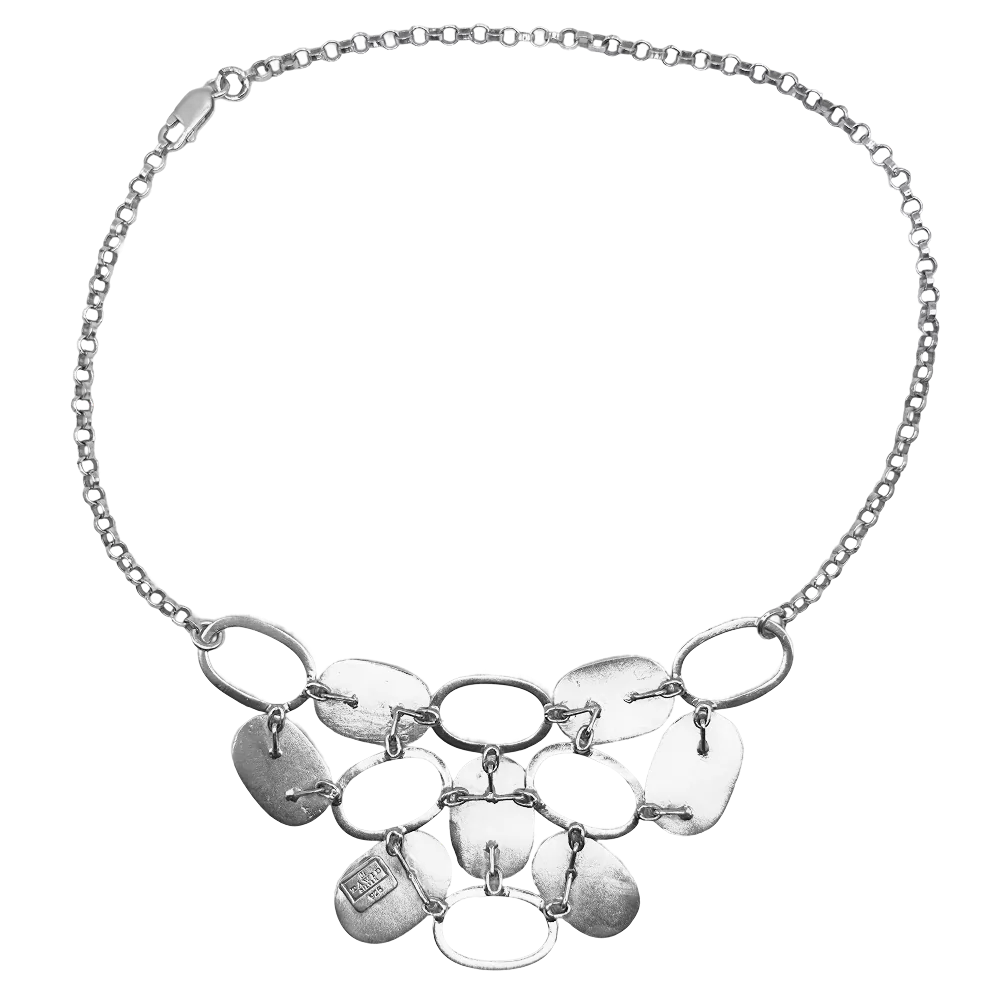 Srebrna ogrlica Disk z visečimi srebrnimi ploščicami na verižici, prikazana na belem ozadju.
