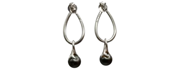 Silberne Tropfenohrringe mit schwarzen Perlen, elegantes Design auf weißem Hintergrund.