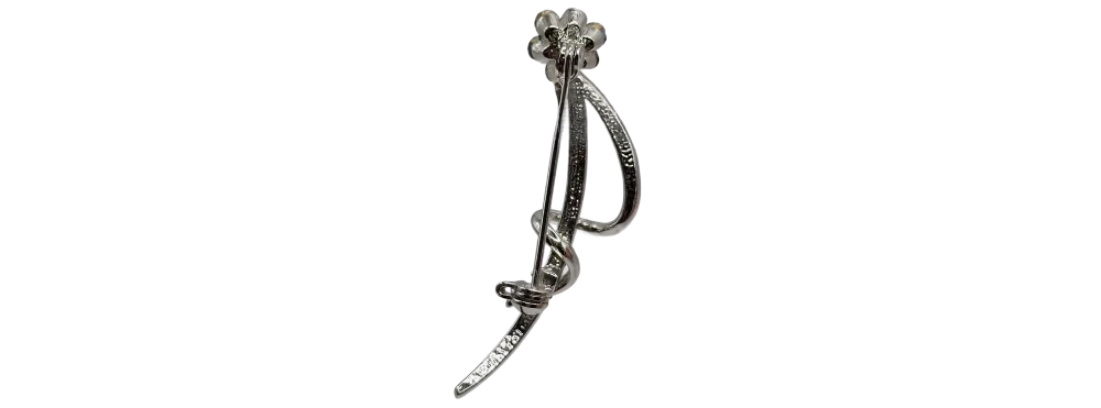 Stříbrná květinová krystalová brož ve tvaru květu s jemnými detaily a třpytivými kamínky.