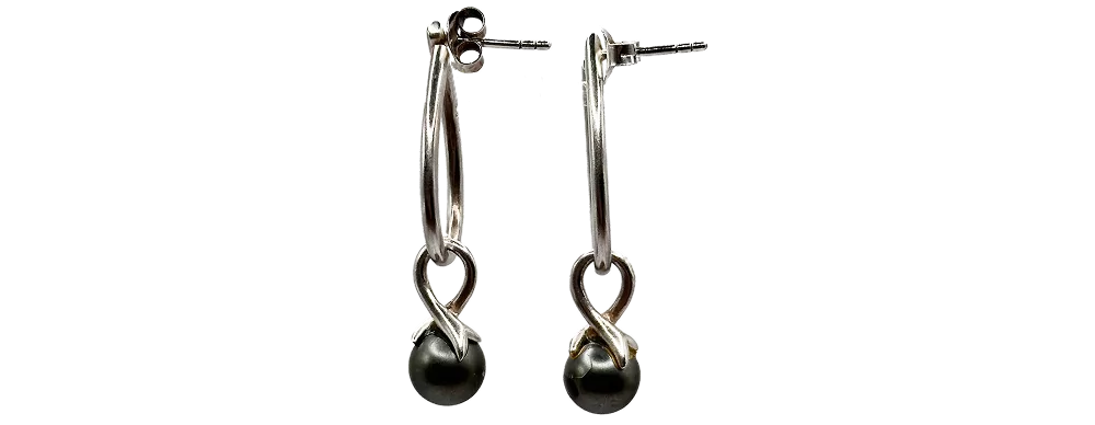 Silberne Tropfenohrringe mit dunklen Perlen, elegantes Design für Damen.