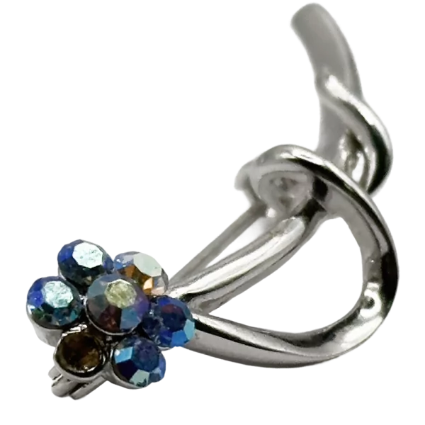 Stříbrná brož ve tvaru květiny s modrými krystaly, elegantní doplněk na oblečení.