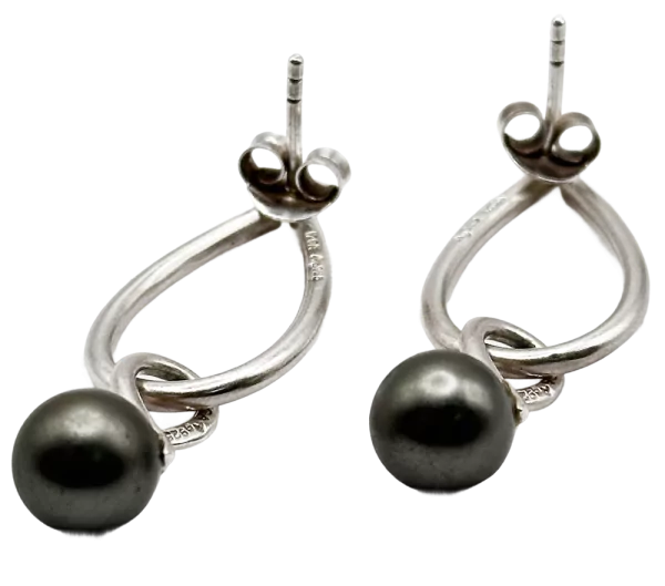 Silberne Tropfenohrringe mit kugelförmigem Anhänger, moderner und eleganter Stil.