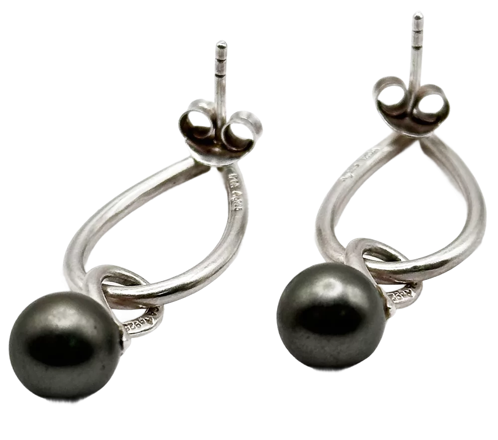 Silberne Tropfenohrringe mit kugelförmigem Anhänger, moderner und eleganter Stil.