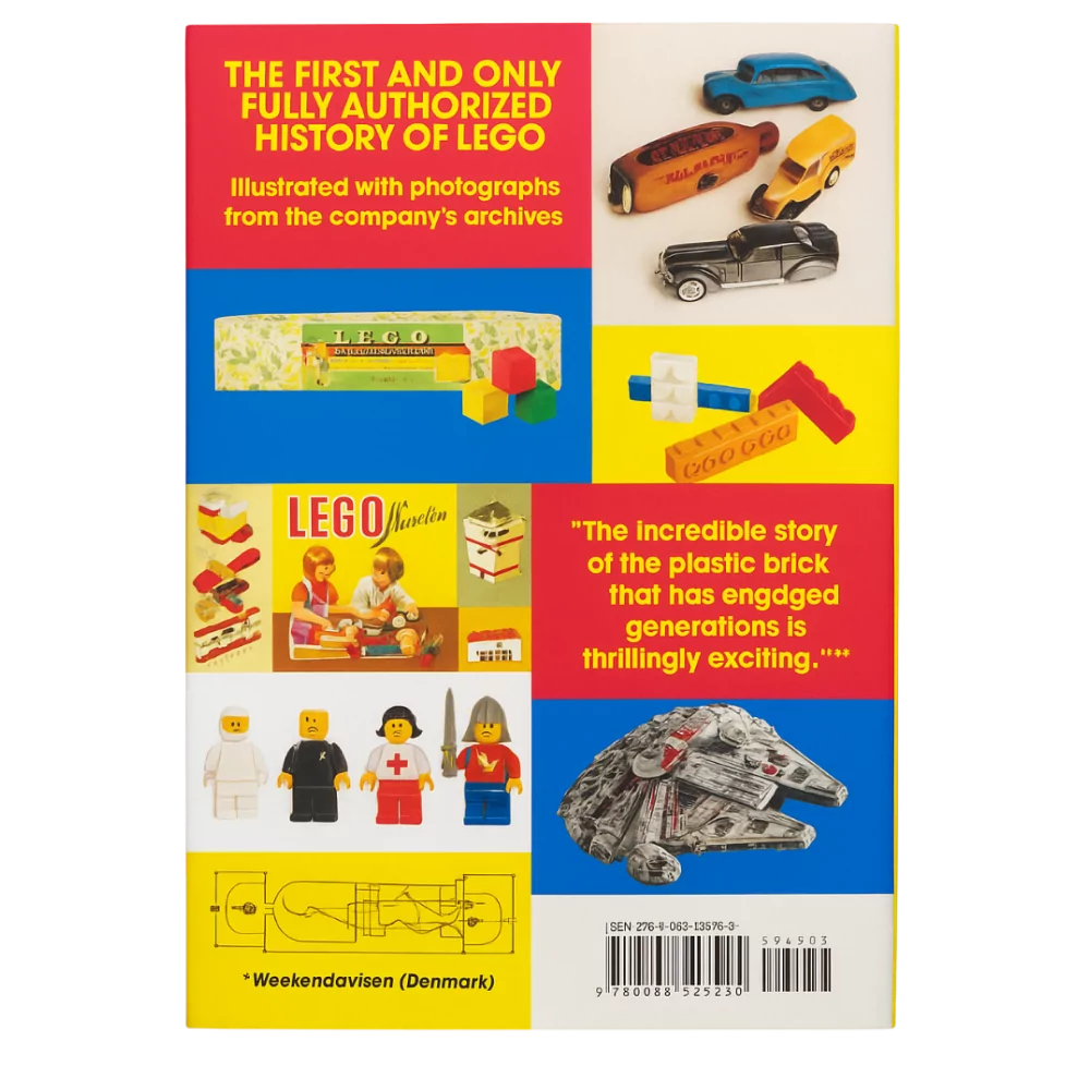 Baksidan av boken "The LEGO Story" med bilder på LEGO-modeller och citat om företagets historia.