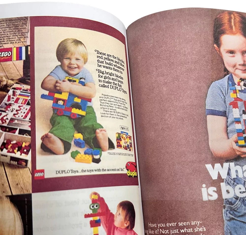 Ett barn bygger med LEGO DUPLO-klossar, reklambild från LEGO Story produktpresentation.