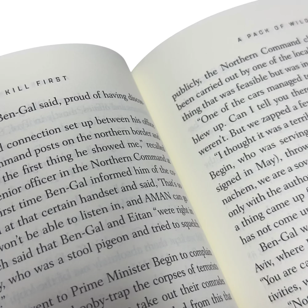 Nærbillede af åbne sider fra bogen "Rise and Kill First" vist på produktside.