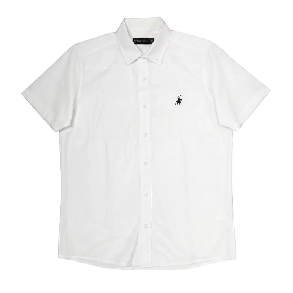 Fehér British Polo rövid ujjú ing, gallérral és gombos záródással, férfi ruházat.